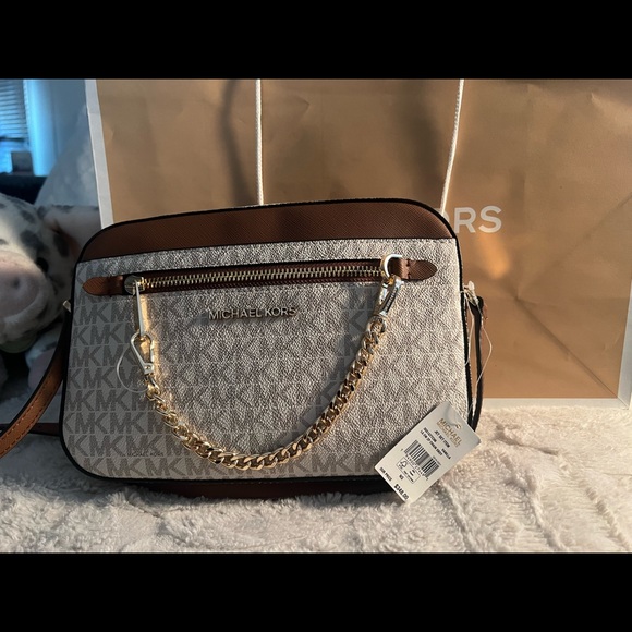Brand new Michael Kors Crossbody new with tag on it. - Picture 7 of 8